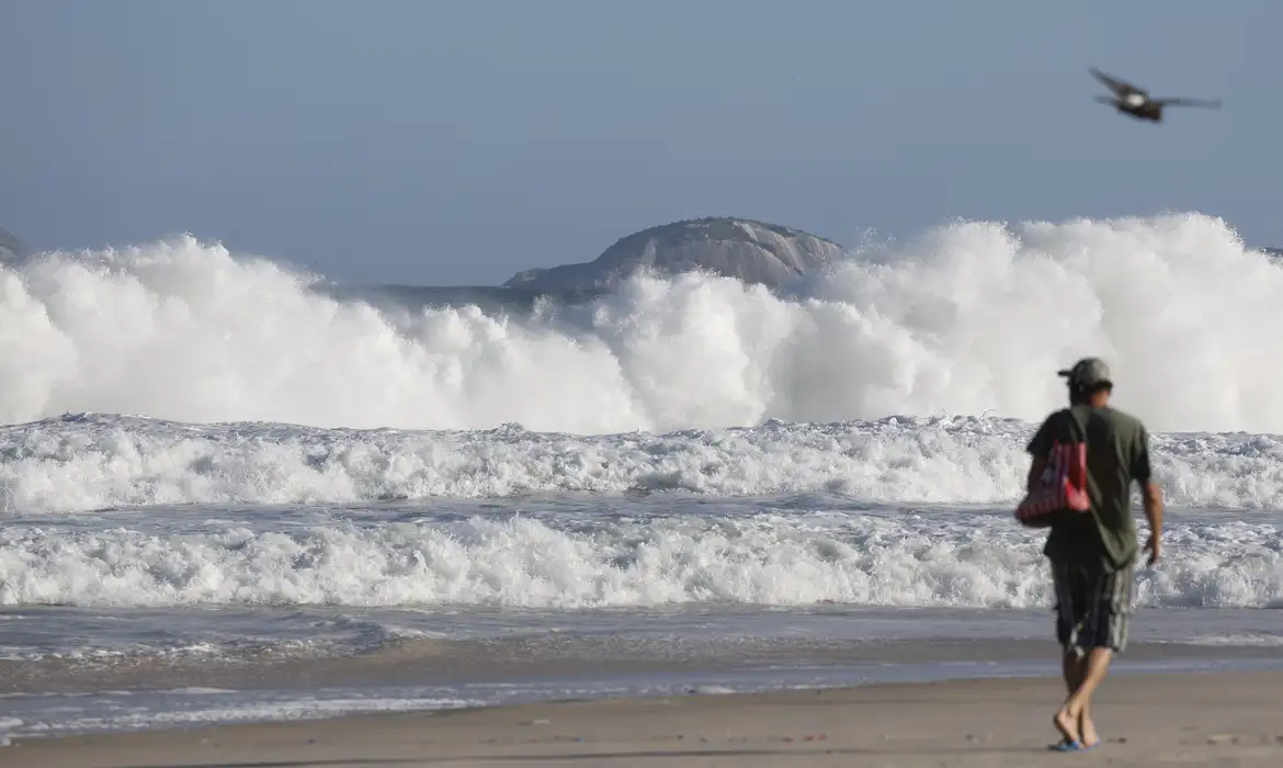 Especialistas alertam para riscos ambientais de intervenções em praias