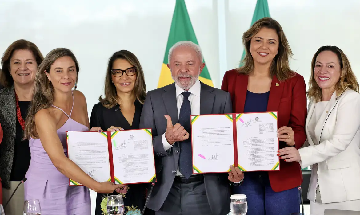 Lula sanciona leis para fortalecer combate à violência contra mulheres