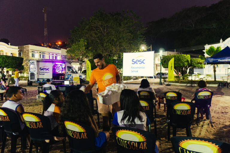 Cinema itinerante movido a energia solar chega a Cachoeiro com sessões gratuitas para crianças