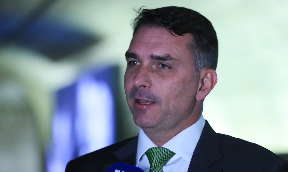 Flávio Bolsonaro cruza fronteira argentina e segue para o Equador